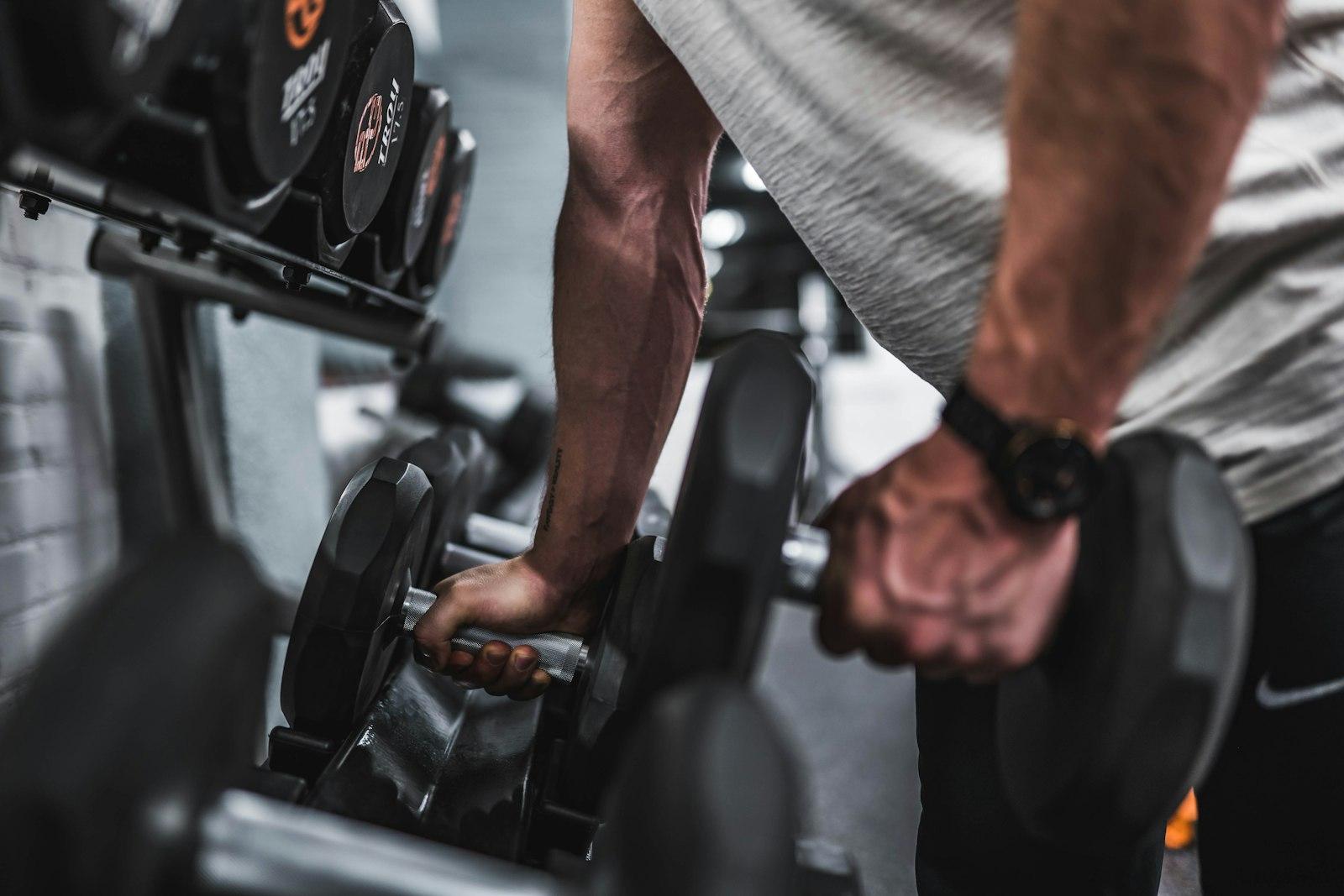 Sportif à l'entraînement en salle